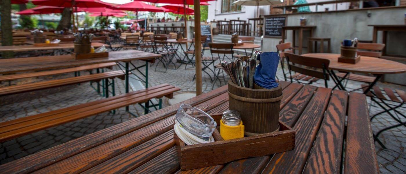 Der Biergarten – Wirtsgarten vom bayerischen Wirtshaus „Pschorr“ erwacht so langsam