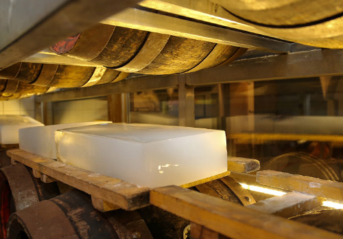Stangeneis gekühltes Holzfassbier im bayerischen Wirtshaus „Der Pschorr“