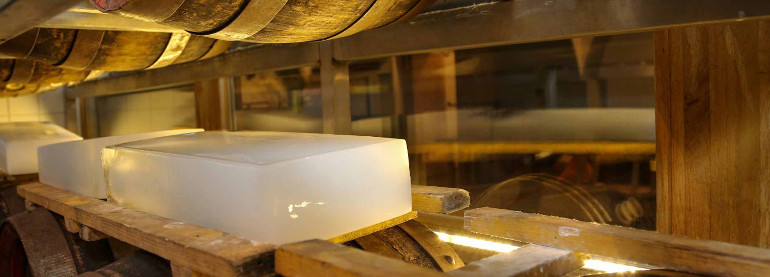 Figure: Beer cellar with wooden barrel cooling